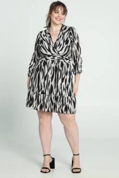 Paprika Korte Jurk Met Grafische Print, Fronsjes En Smokwerk 16 Paprika Korte Jurk Met Grafische Print, Fronsjes En Smokwerk -Trendyo Trendy Winkel 808x1200 7