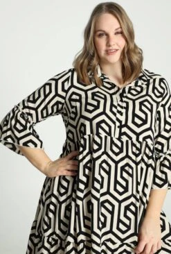 Paprika Halflange Jurk In Viscose Met Geometrisch Motief En Knopen -Trendyo Trendy Winkel 810x1200 14