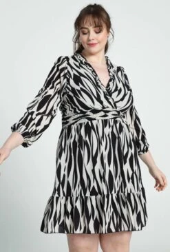 Paprika Korte Jurk Met Grafische Print, Fronsjes En Smokwerk