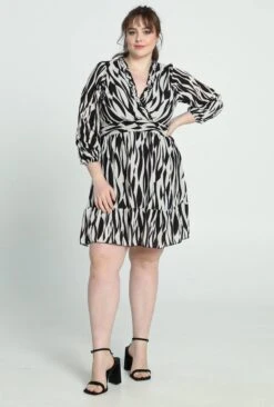 Paprika Korte Jurk Met Grafische Print, Fronsjes En Smokwerk 21 Paprika Korte Jurk Met Grafische Print, Fronsjes En Smokwerk -Trendyo Trendy Winkel 810x1200 20