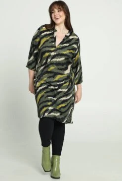 Promiss Korte, Satijnen Jurk Met Camouflageprint -Trendyo Trendy Winkel 811x1200 3