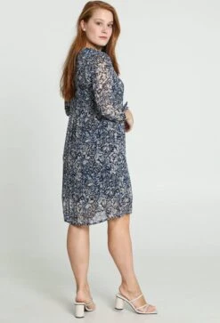 Cassis Lange Jurk Met Abstract Bloemenmotief En Plissé-effect -Trendyo Trendy Winkel 816x1200 15