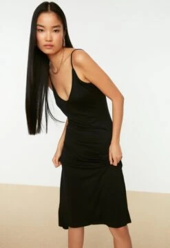 Trendyol Vrouwen Standaard Mouw V-hals Asymmetrisch Jurk -Trendyo Trendy Winkel 823x1200