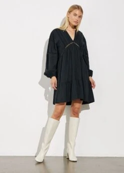 Zwarte Jurk Met Opengewerkte Details Inge - MbyM - Maat M -Trendyo Trendy Winkel 860x1200 4