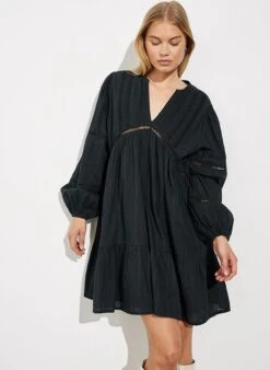 Zwarte Jurk Met Opengewerkte Details Inge - MbyM - Maat M -Trendyo Trendy Winkel 877x1200 1